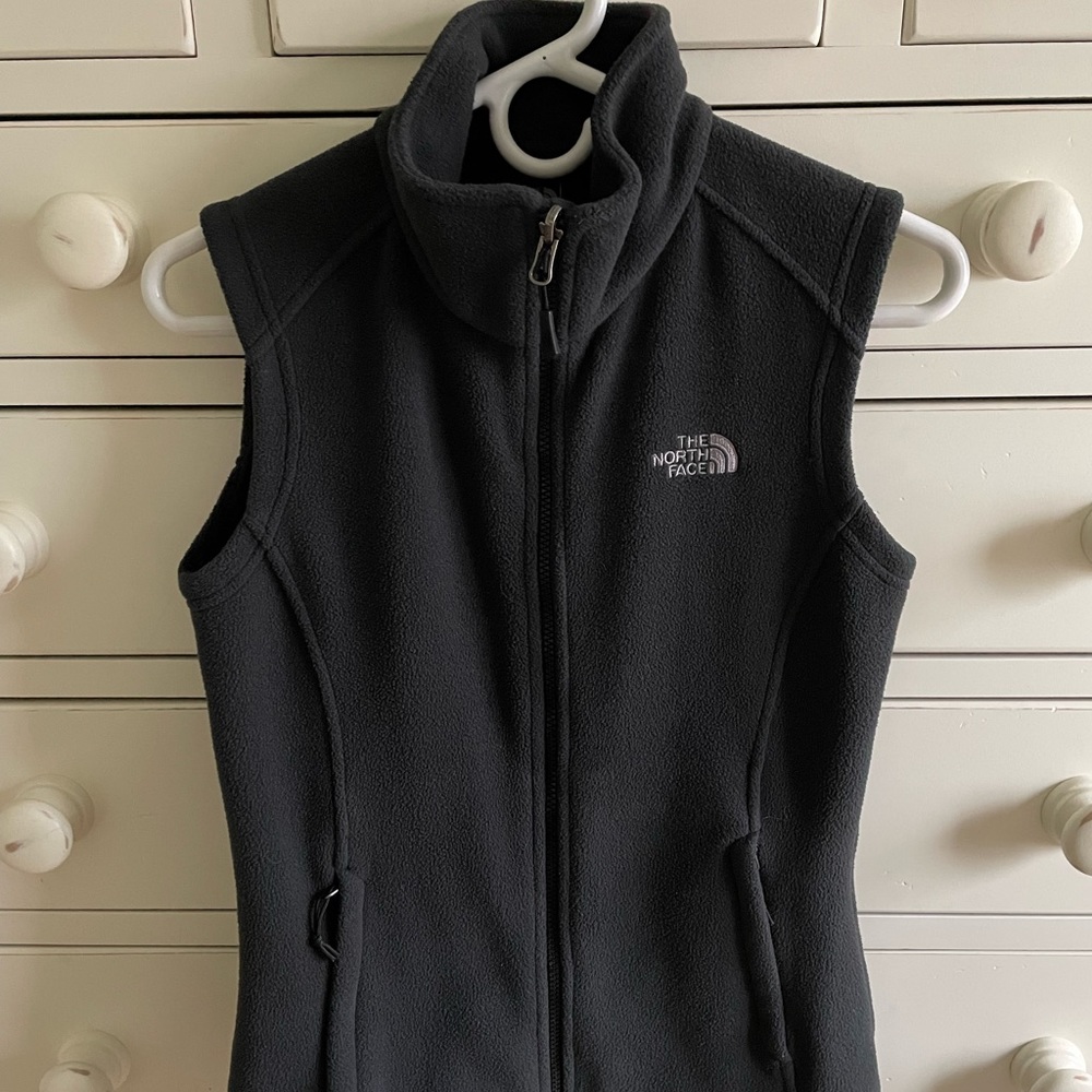 THE NORTH FACE WOMENS DENALI FLEECE VEST. Black. XSmall.